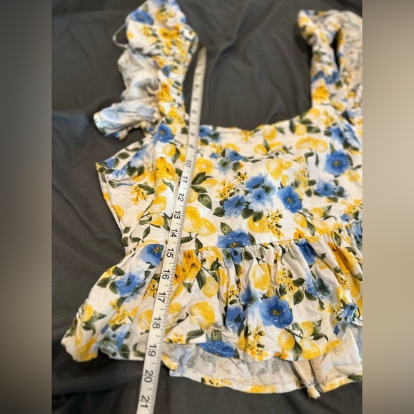 Francesca’s Womens Sz: L Floral. Flutter Sleeve. Tie Back. Peplum Top. Open back - Picture 5 of 12
